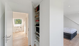 Einbaukleiderschrank als Raumteiler im Schlafzimmer