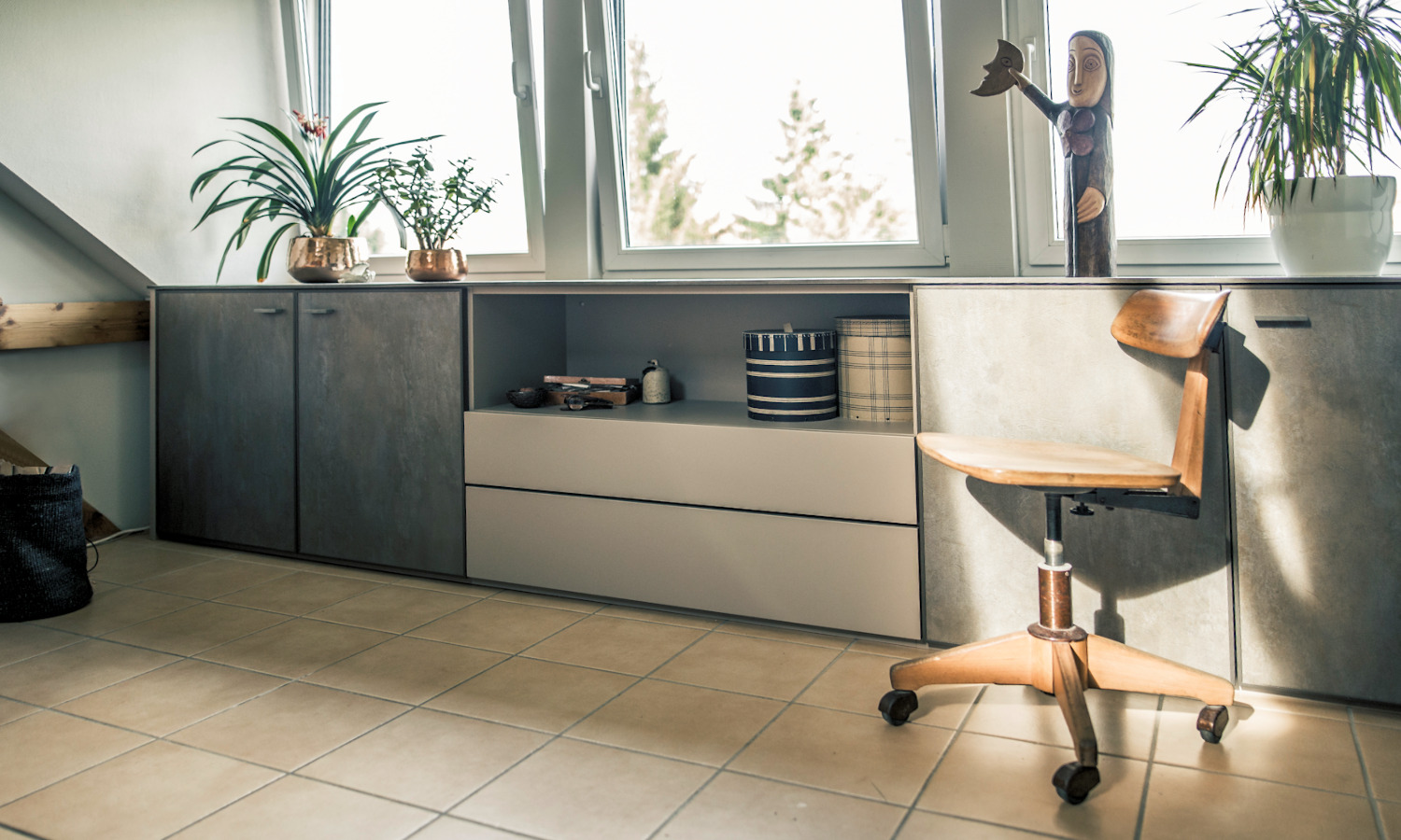 Sideboard nach Maß industrial mit Drehtüren Grau von CABINET